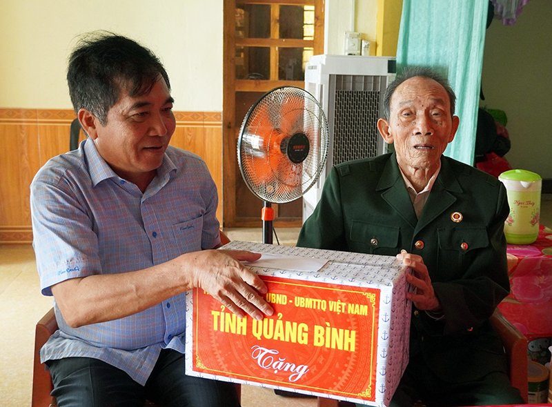 Đồng chí Phó Chủ tịch Thường trực UBND tỉnh Đoàn Ngọc Lâm tặng quà cựu chiến binh Phạm Tinh Vi.