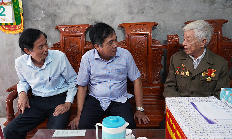 Đồng chí Phó Chủ tịch Thường trực UBND tỉnh Đoàn Ngọc Lâm thăm hỏi tình hình sức tình hình sức khoẻ cựu chiến binh Đặng Văn Duy.