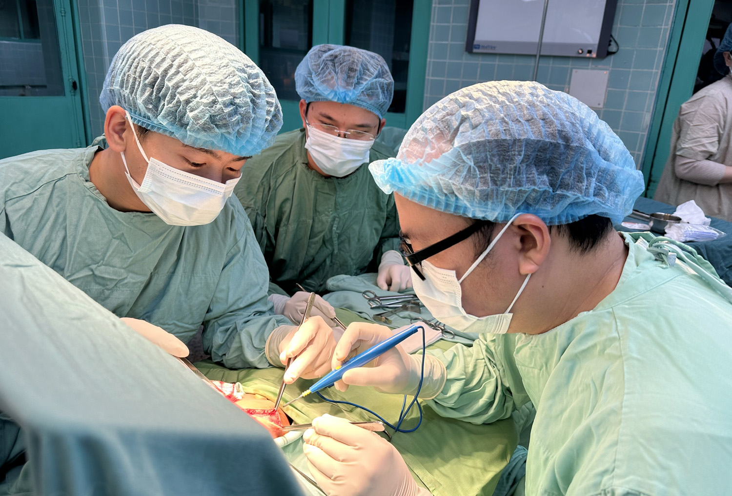 Bệnh viện Hữu nghị Việt Nam-Cuba Đồng Hới thực hiện số ca phẫu thuật tăng hơn 3,5 lần so với kỳ nghỉ lễ 30/4 và 1/5 năm ngoái.