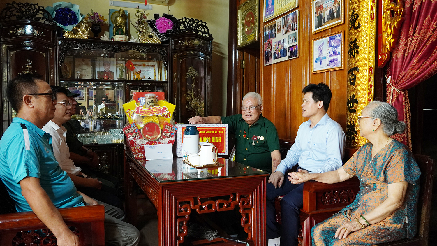 Đồng chí Chủ nhiệm Ủy ban Kiểm tra Tỉnh ủy Lê Văn Bảo thăm hỏi, tặng quà cựu chiến binh Võ Văn Vang.