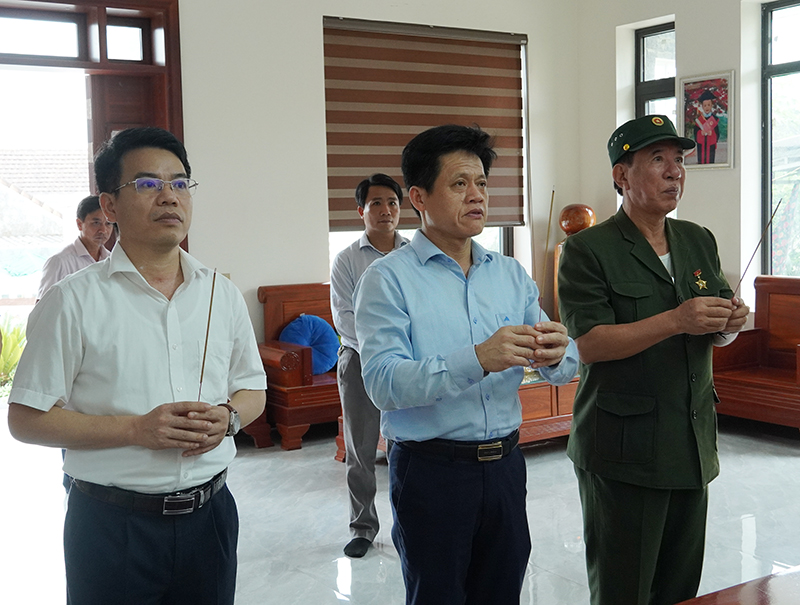 Đồng chí Chủ nhiệm Ủy ban Kiểm tra Tỉnh ủy Lê Văn Bảo thắp hương tưởng nhớ liệt sĩ Dương Bá Sanh.