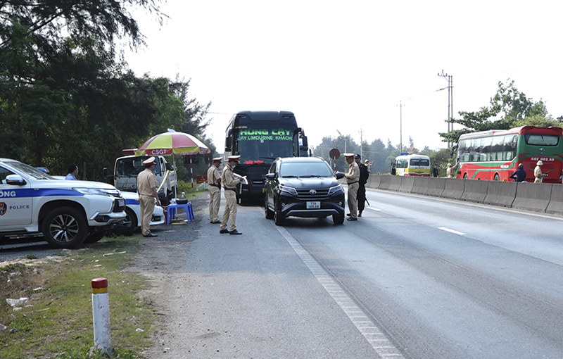 Cảnh sát giao thông, Công an tỉnh, thường trực 24/24 giờ tại các chốt tuần tra, kiểm soát nhằm bảo đảm an toàn giao thông trên địa bàn.