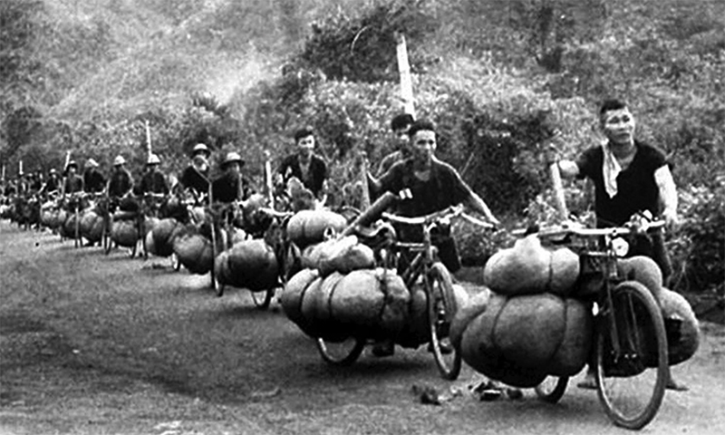 Đảng ta đã huy động được lực lượng lớn dân công thồ hàng bằng xe đạp phục vụ cho chiến dịch Điện Biên Phủ. (Ảnh tư liệu/TTXVN phát)