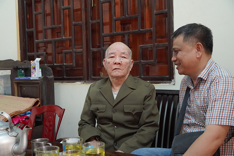 Cựu chiến binh, thương binh Đỗ Như Quán chia sẻ phóng viên về những kỷ niệm đáng tự hào khi ông tham gia Chiến dịch Điện Biên Phủ.