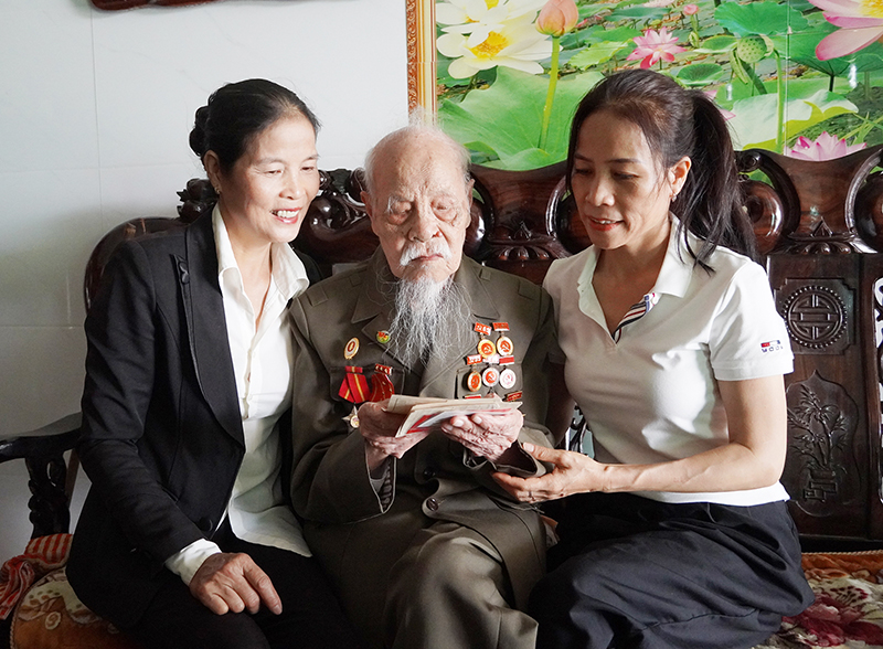 Cựu chiến binh Đỗ Xuân Tịch kể lại kỷ niệm Chiến dịch Điện Biên Phủ cho các con.
