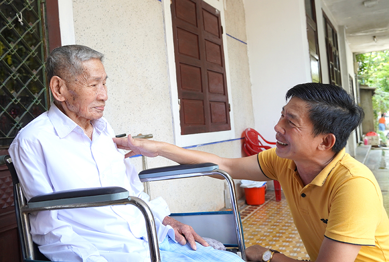 Hai cha con ông Lê Văn Sâm chuyện trò và hát cho nhau nghe mỗi ngày.