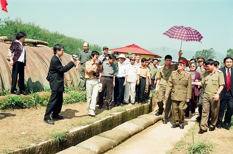 Đại tướng Võ Nguyên Giáp thăm di tích hầm De Castries trong lần cuối cùng lên Điện Biên Phủ, tháng 4/2004. Ảnh: Trần Hồng
