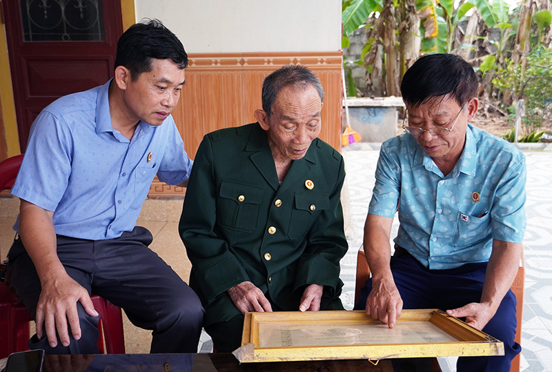 Cựu chiến binh Phạm Tinh Vi (ở giữa) kể về những ngày đêm khói lửa trong Chiến dịch Điện Biên Phủ.
