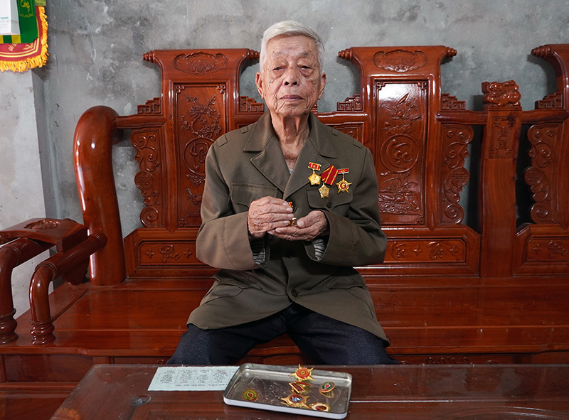 Cựu chiến binh Đặng Văn Duy nhớ về Điện Biên Phủ qua những kỷ vật còn lưu giữ.