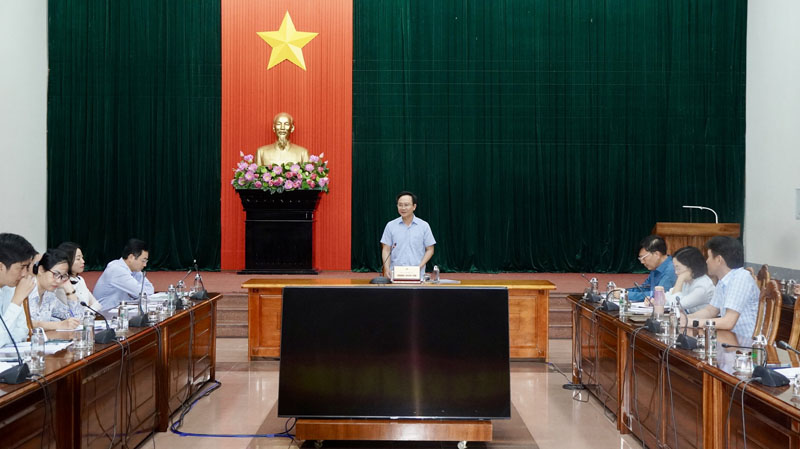 Đồng chí Phó Chủ tịch UBND tỉnh Hoàng Xuân Tân chủ trì hội nghị.