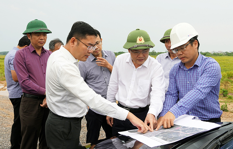 Đồng chí Phó Chủ tịch UBND tỉnh Phan Phong Phú kiểm tra thực địa Dự án BIIG2 Quảng Bình tại xã Lộc Ninh (TP. Đồng Hới).