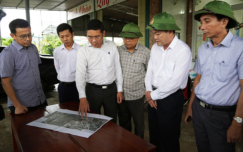 Đồng chí Phó Chủ tịch UBND tỉnh Phan Phong Phú kiểm tra thực địa Dự án BIIG2 Quảng Bình tại xã Gia Ninh (Quảng Ninh).