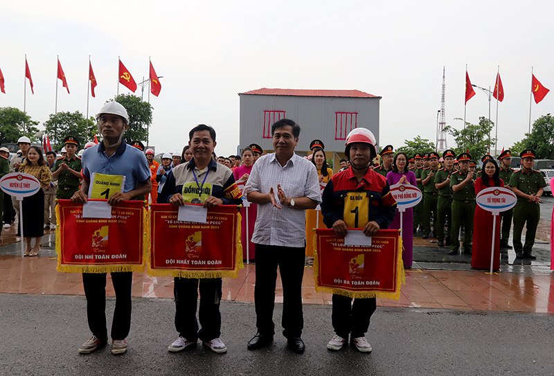 Đồng chí Đoàn Ngọc Lâm, Phó Chủ tịch Thường trực UBND tỉnh trao giải cho các đội đạt thành tích cao tại hội thi