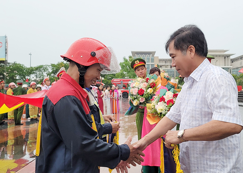 Đồng chí Đoàn Ngọc Lâm, Phó Chủ tịch Thường trực UBND tỉnh tặng hoa cho các đội tham gia hội thi