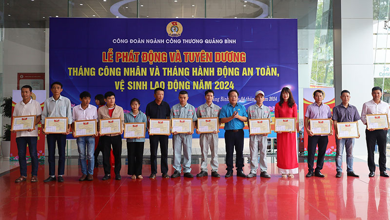 Lãnh đạo Công đoàn ngành Công thương tặng giấy khen cho ĐV, NLĐ đạt thành tích xuất sắc trong phong trào lao động sản xuất.