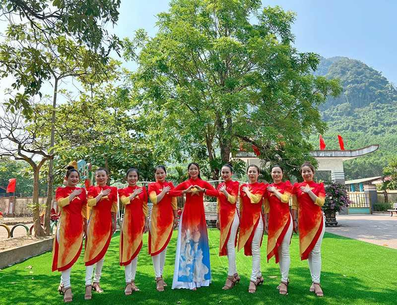 Phụ nữ xã Trường Sơn (Quảng Ninh) hưởng ứng bài dân vũ.