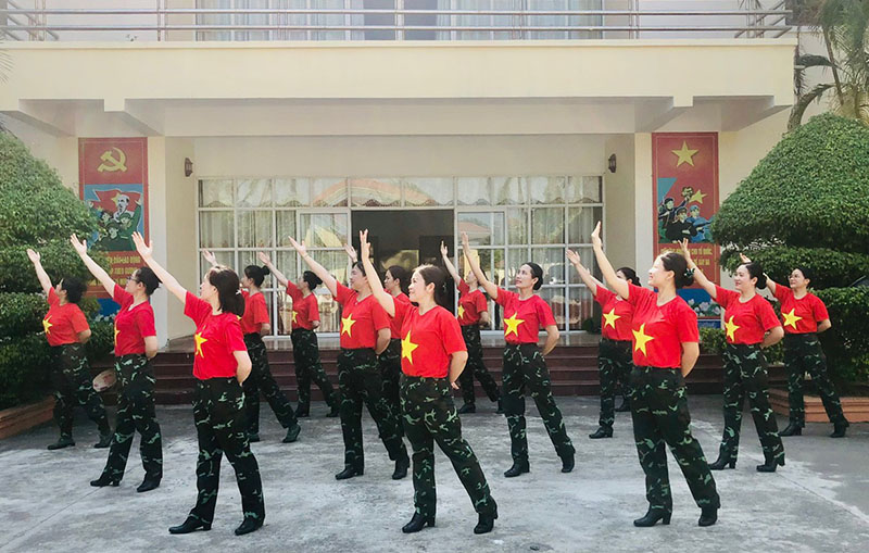 Hội Phụ nữ Bộ CHQS tỉnh biểu diễn dân vũ chào mừng kỷ niệm 70 năm Chiến thắng Điện Biên Phủ.