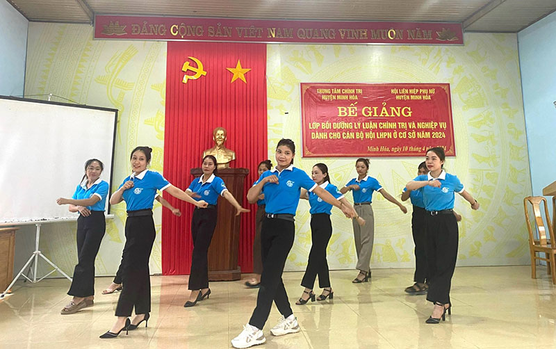 Bài dân vũ của phụ nữ huyện Minh Hóa.