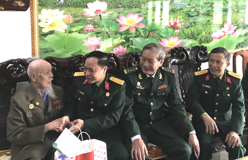Lãnh đạo Hội CCB tỉnh thăm hỏi, tặng quà cho “Chiến sĩ Điện Biên” tại thị trấn Nông trường Việt Trung (Bố Trạch).