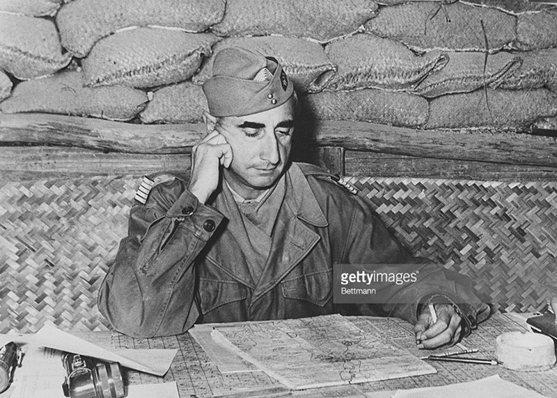 Tướng De Castries, tổng chỉ huy của quân Pháp ở Điện Biên Phủ trong boongke của mình, tháng 3/1954. Ảnh: Getty Images. 