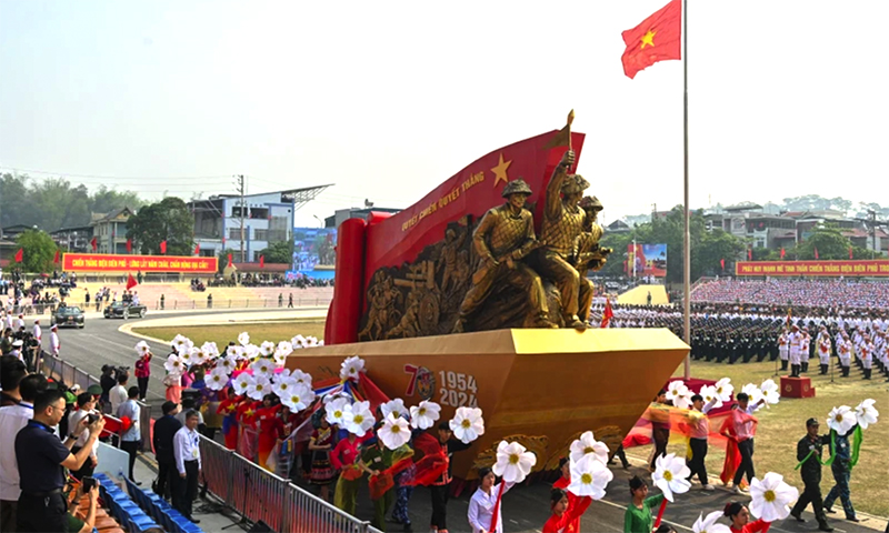 Cụm tượng đài kéo pháo với dòng chữ  "Quyết chiến quyết thắng " tiến qua lễ đài trong buổi tổng duyệt.
