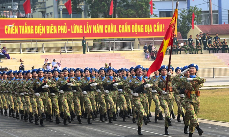 Khối nữ lực lượng Gìn giữ hòa bình Việt Nam diễu hành qua lễ đài.