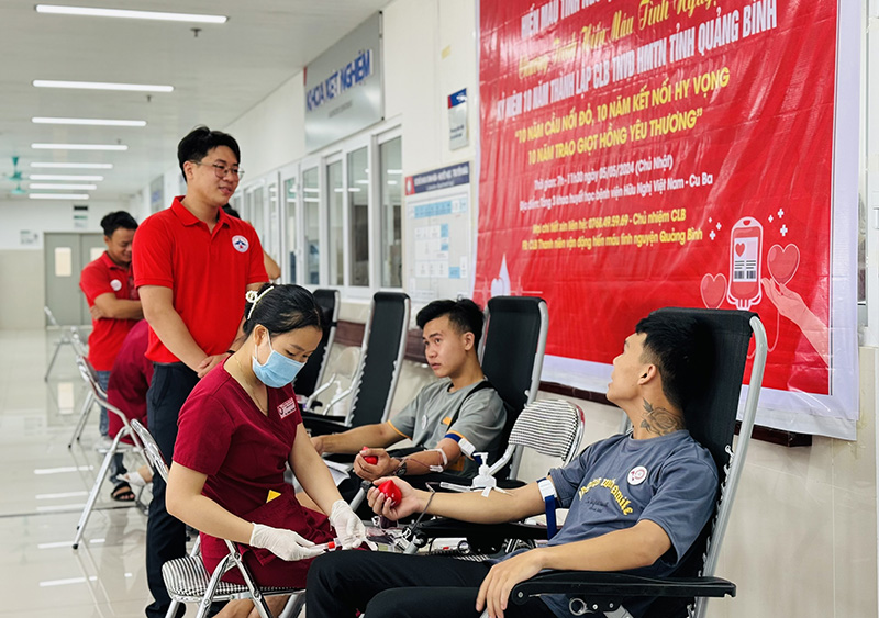 Tổ chức chương trình hiến máu tại Bệnh viện Hữu nghị Việt Nam-Cuba Đồng Hới vào sáng 5/5.