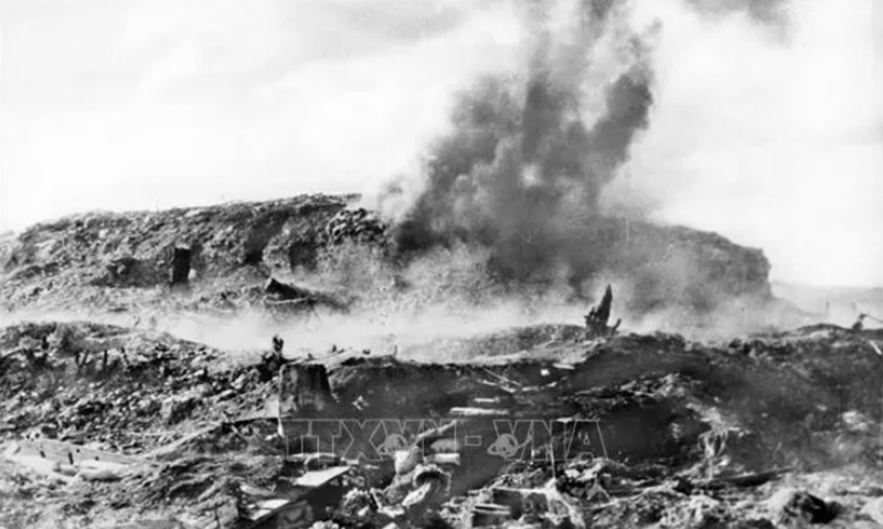 Ngày 6/5/1954, ta mở cuộc tổng công kích vào Điện Biên Phủ. Vào lúc 20 giờ 30 phút, khối bộc phá gần 1.000kg thuốc nổ đã phá tan các lô cốt và hầm ngầm cố thủ của địch trên đồi A1. Ảnh tư liệu: TTXVN  