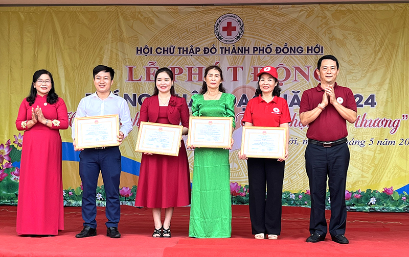 Đại diện lãnh đạo Hội CTĐ tỉnh và thành phố trao bảng tượng trưng ghi nhận tấm lòng vàng cho các nhà hảo tâm.