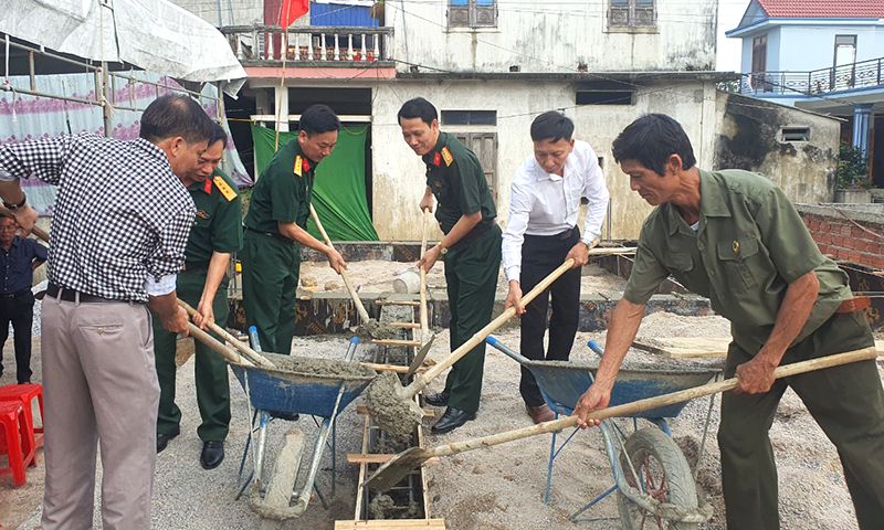 Đại diện các đơn vị làm lễ động thổ xây dựng nhà tình nghĩa cho gia đình ông Nguyễn Văn Thiết.