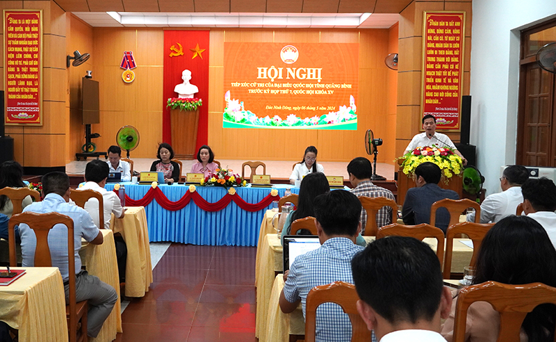 Đồng chí Phó trưởng đoàn chuyên trách Đoàn ĐBQH tỉnh Nguyễn Mạnh Cường, tiếp thu ý kiến cử tri TP. Đồng Hới.