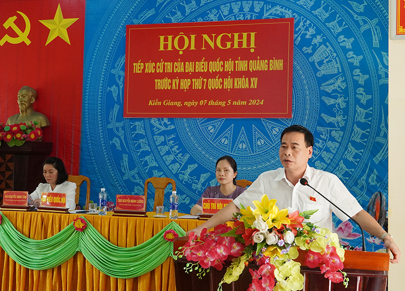 Đại biểu Nguyễn Mạnh Cường tiếp thu, giải trình và thông tin thêm một số nội dung, vấn đề cử tri huyện Lệ Thủy quan tâm.