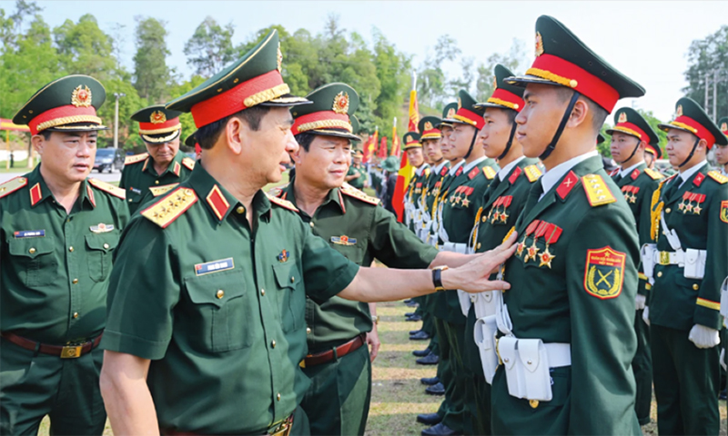 Đại tướng Phan Văn Giang thăm, kiểm tra, động viên lực lượng diễu binh, diễu hành trong Lễ kỷ niệm 70 năm Chiến thắng Điện Biên Phủ tại Trung đoàn 82 (Sư đoàn 355, Quân khu 2). Ảnh: NGÔ VIỆT TRUNG