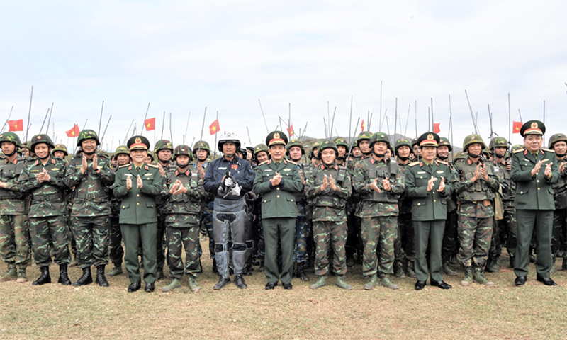 Đại tướng Phan Văn Giang kiểm tra công tác diễn tập của Quân đoàn 12 (tháng 12/2023). Ảnh: VŨ PHONG 