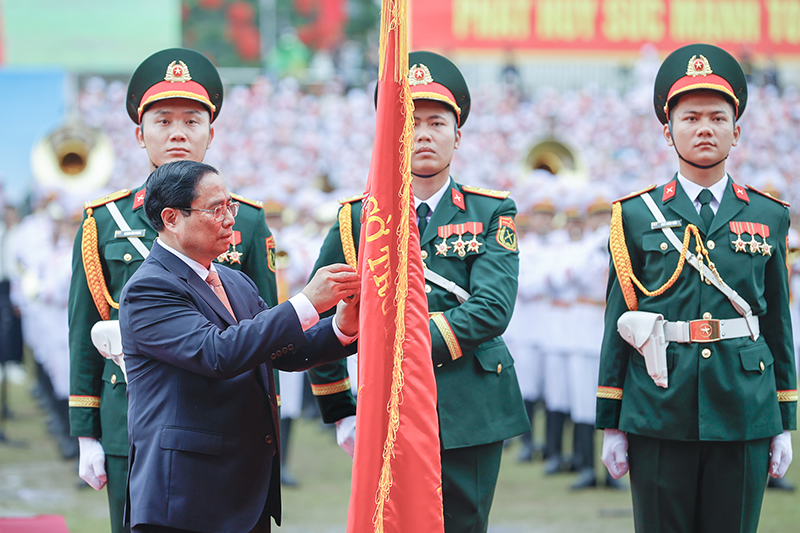 Thay mặt lãnh đạo Đảng, Nhà nước, Ủy viên Bộ Chính trị, Thủ tướng Chính phủ Phạm Minh Chính trao tặng Huân chương Độc lập hạng Nhất cho Đảng bộ, chính quyền và nhân dân các dân tộc tỉnh Điện Biên. Ảnh: VGP/Nhật Bắc