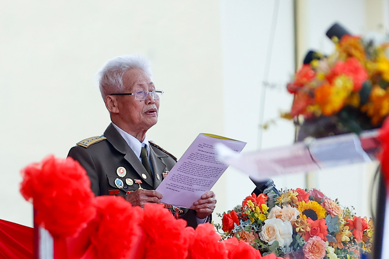 Cựu chiến binh Phạm Đức Cư, đại diện chiến sĩ Điện Biên và các lực lượng tham gia chiến dịch Điện Biên Phủ phát biểu tại buổi lễ. Ảnh: VGP/Nhật Bắc