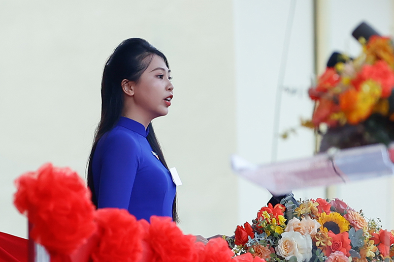 Đoàn viên Vũ Quỳnh Anh, đại diện thế hệ trẻ Việt Nam phát biểu tại buổi lễ. Ảnh: VGP/Nhật Bắc
