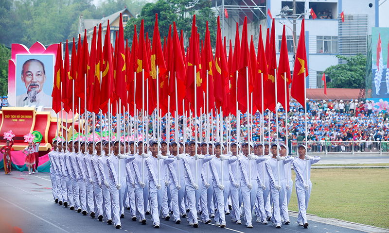 Kỷ niệm 70 năm Chiến thắng lịch sử Điện Biên Phủ diễn ra vào thời điểm toàn Đảng, toàn dân, toàn quân ta đang nỗ lực hoàn thành các mục tiêu, nhiệm vụ của Đại hội lần thứ XIII của Đảng. Ảnh VGP/Nhật Bắc