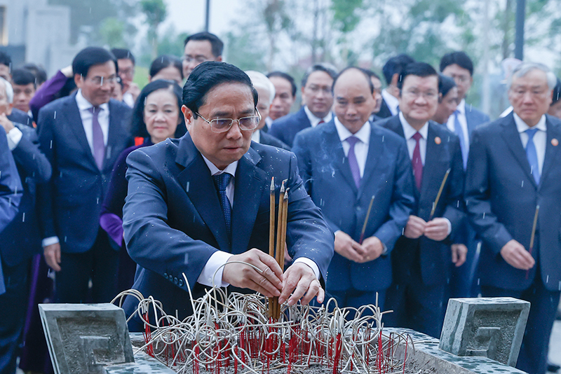 Thủ tướng Phạm Minh Chính cùng các đồng chí lãnh đạo, nguyên lãnh đạo Đảng, Nhà nước dâng hương Đền thờ Liệt sĩ tại chiến trường Điện Biên Phủ. Ảnh: VGP/Nhật Bắc
