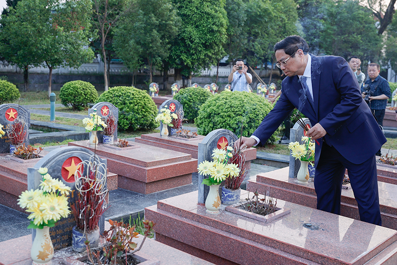 Thủ tướng Phạm Minh Chính thắp hương tưởng niệm các Anh hùng liệt sĩ đã hy sinh trong Chiến dịch Điện Biên Phủ. Ảnh VGP/Nhật Bắc