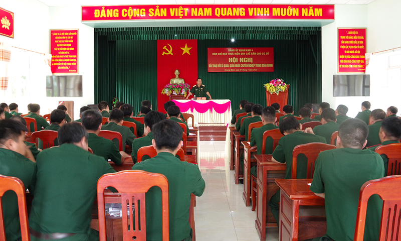 Đồng chí Thiếu tướng Nguyễn Ngọc Hà đối thoại dân chủ với cán bộ, nhân viên cơ quan Trung đoàn Bộ binh 996.