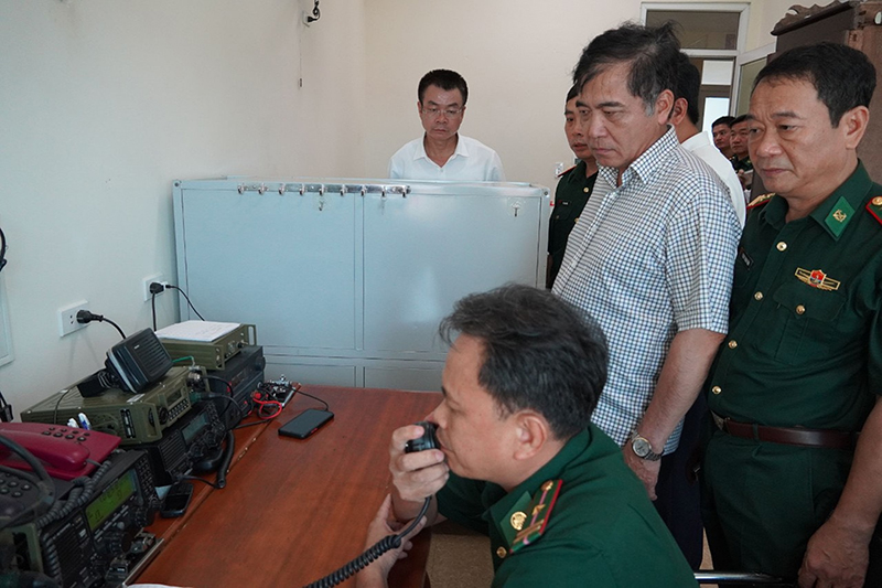Phó Chủ tịch Thường trực UBND tỉnh Đoàn Ngọc Lâm thăm, động viên thân nhân gia đình thuyền viên tử nạn tại xã Quảng Phú.