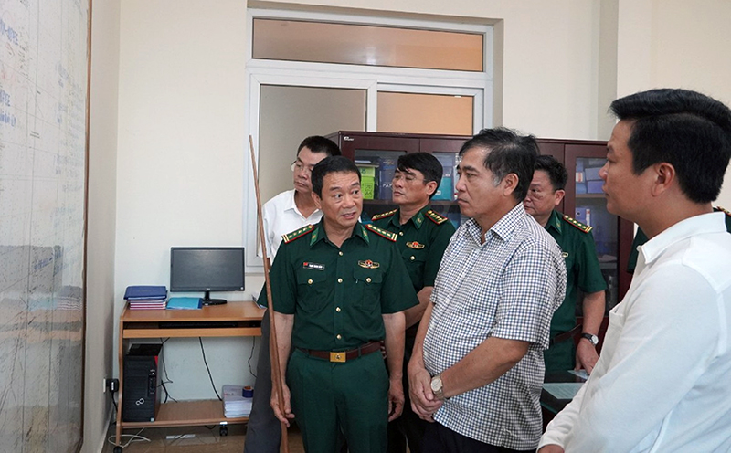 Phó Chủ tịch Thường trực UBND tỉnh Đoàn Ngọc Lâm thăm, động viên thân nhân gia đình thuyền viên tử nạn tại xã Quảng Phú.