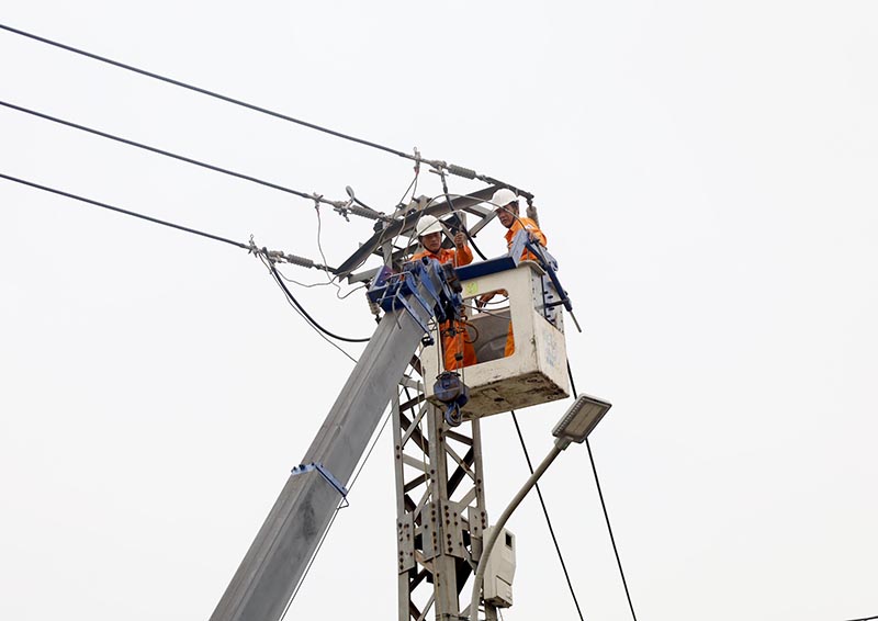 Điện lực Đồng Hới sửa chữa, nâng cấp, chống quá tải lưới điện nhằm cấp điện đầy đủ, tin cậy cho Khu công nghiệp Tây Bắc Đồng Hới.