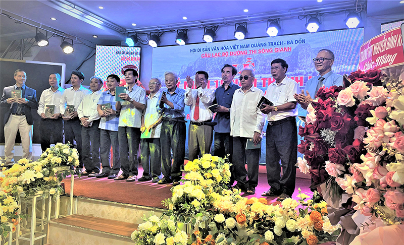 Ban Chủ nhiệm CLB tặng tập thơ cho các đại biểu và thành viên cao tuổi.