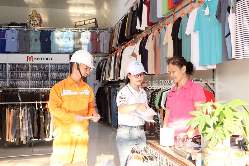 PC Quảng Bình tuyên truyền, hướng dẫn khách hàng tham gia chương trình thi đua “Hộ gia đình tiết kiệm điện năm 2024”.