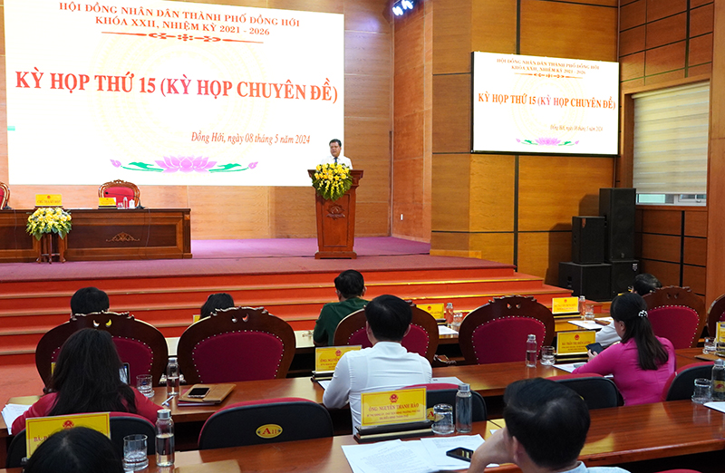 Đồng chí Bí thư Thành ủy, Chủ tịch HĐND TP. Đồng Hới Trần Phong phát biểu bế mạc kỳ họp.