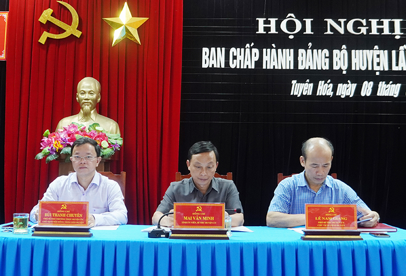 Các đồng chí Thường trực Huyện ủy Tuyên Hóa chủ trì hội nghị.