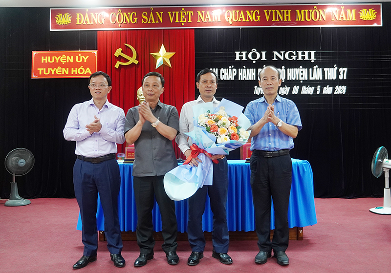 Các đồng chí lãnh đạo huyện Tuyên Hóa tặng hoa, chúc mừng đồng chí Đinh Xuân Thương.