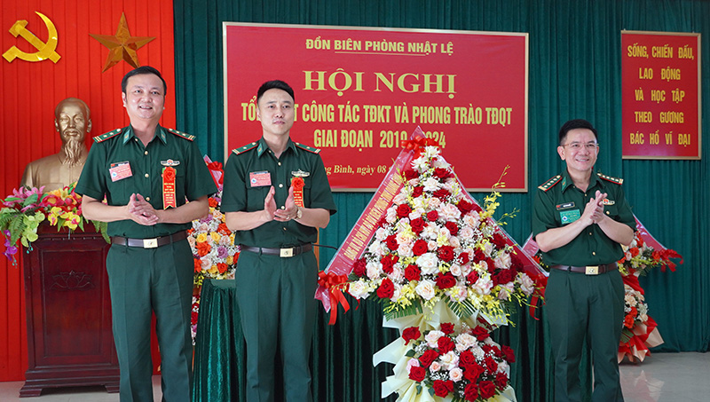 Đại diện lãnh đạo Bộ Chỉ huy Bộ đội Biên phòng tỉnh tặng hoa chúc mừng hội nghị.